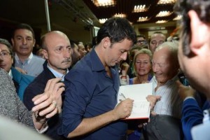 Matteo Renzi autografa un libro durante durante il tour per le primarie del Pd in Sicilia