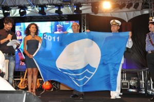 Il mare incontaminato di Menfi ottiene la 17esima Bandiera blu „Miss Italia Giusy Buscemi e il sindaco Michele Botta ritirano la Bandiera blu“
