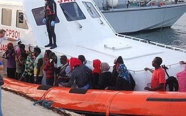 <strong>Soccorsi 75 profughi nel Canale di Sicilia</strong>. Tra di loro, una donna incinta