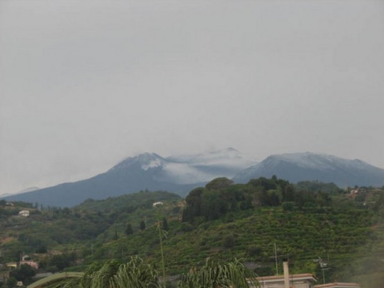 <strong>Violento temporale sull’Etna</strong>: neve sulla cima del vulcano