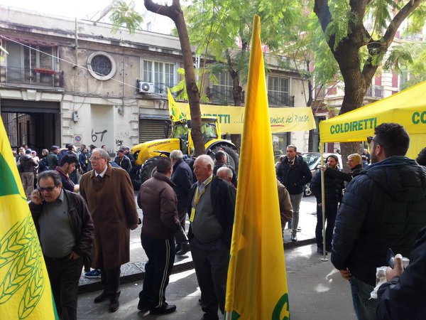 Catania, agricolori in piazza contro l’Ue per difendere i prodotti made in Italy