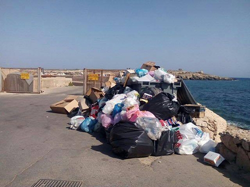 Lampedusa. Rifiuti invadono l’isola, il M5S Lampedusa-Linosa: “Continue emergenze, sfruttamento dei lavoratori e del territorio, e bollette salatissime per gli isolani”
