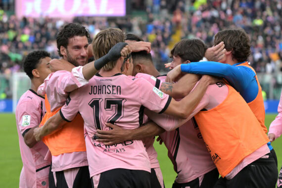 Trappola Carrarese evitata col brivido: il Palermo soffre, vince 2-1 e blinda la vetta